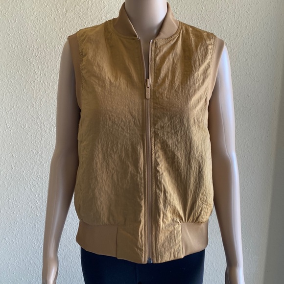 Lululemon Reversible, Women Vest Size 8 Color Tan. - Picture 4 of 10